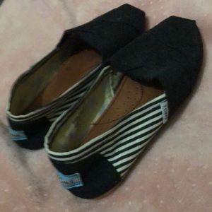 Toms black and white striped